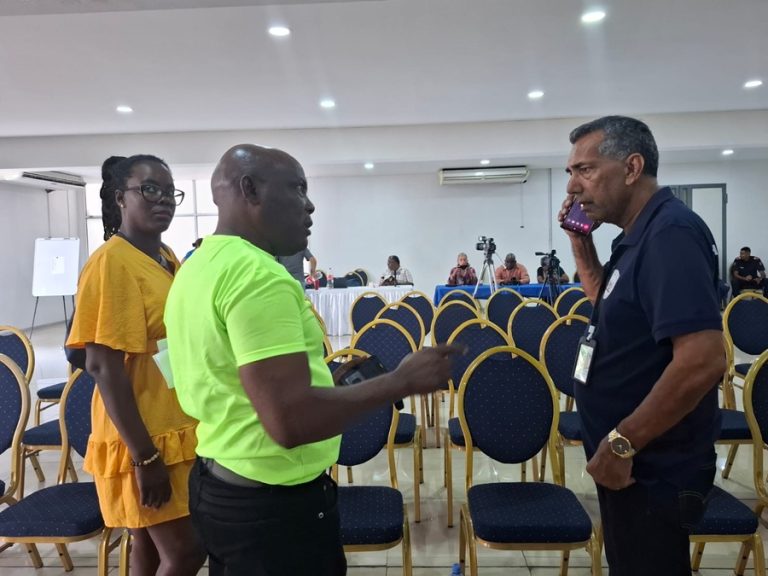 PVC mist de vloer: Partij die Suriname schoon wil bezemmen vergeet eigen kandidatenlijst op tijd in te dienen