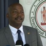 Minister Abiamofo Ontdekt Revolutionaire Oplossing: Gewoon Je Ogen Dichtdoen