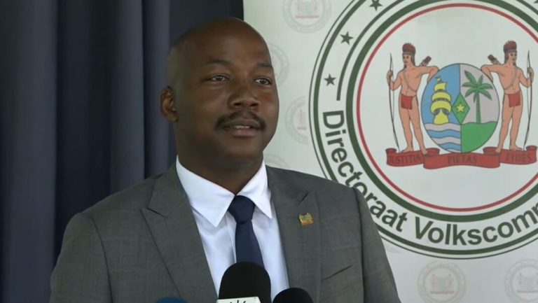 Minister Abiamofo Ontdekt Revolutionaire Oplossing: Gewoon Je Ogen Dichtdoen