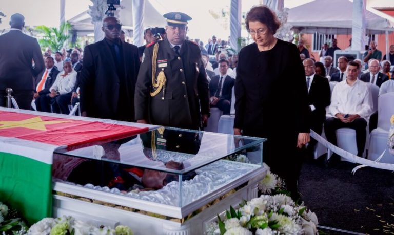 SCHOKKEND: Weduwe vergeet presidentieel dankwoord, kabinet dreigt voorgoed naar huis te gaan