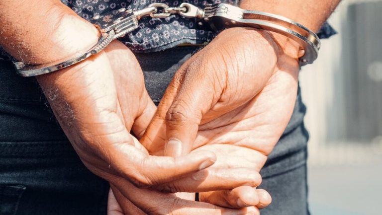 Lokale man bewijst dat liefde inderdaad voorbijgaat: nu via politiecel